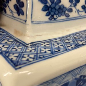 Une paire de vases couverts en porcelaine de Chine en bleu et blanc, Kangxi — photo 22