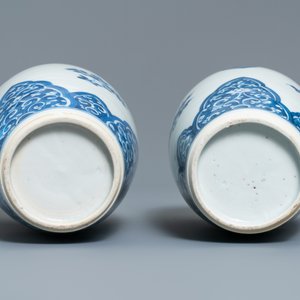 Une paire de vases couverts en porcelaine de Chine en bleu et blanc, Kangxi — photo 8