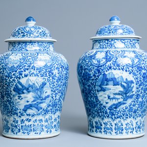 Une paire de vases couverts en porcelaine de Chine en bleu et blanc, Kangxi — photo 1