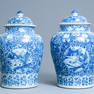 Une paire de vases couverts en porcelaine de Chine en bleu et blanc, Kangxi — photo 3