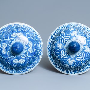 Une paire de vases couverts en porcelaine de Chine en bleu et blanc, Kangxi — photo 7