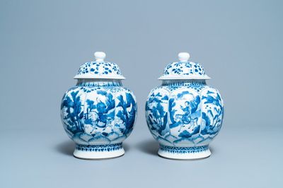 Une paire de vases couverts en porcelaine de Chine en bleu et blanc, Kangxi