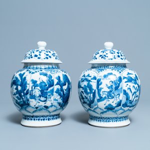 Une paire de vases couverts en porcelaine de Chine en bleu et blanc, Kangxi — photo 1