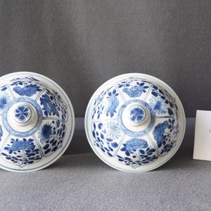 Une paire de vases couverts en porcelaine de Chine en bleu et blanc, Kangxi — photo 11