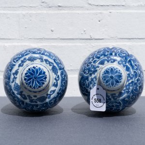 Une paire de vases couverts en porcelaine de Chine en bleu et blanc, Kangxi — photo 17