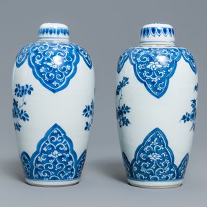 Une paire de vases couverts en porcelaine de Chine en bleu et blanc, Kangxi — photo 4