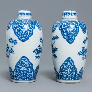 Une paire de vases couverts en porcelaine de Chine en bleu et blanc, Kangxi — photo 6