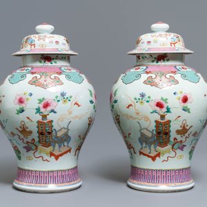 Une paire de vases couverts en porcelaine de Chine famille rose, 18/19ème — photo 3