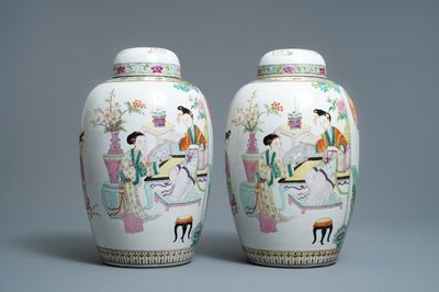 Une paire de vases couverts en porcelaine de Chine famille rose, 19/20ème