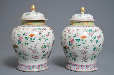 Une paire de vases couverts en porcelaine de Chine famille rose, 19ème