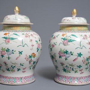 Une paire de vases couverts en porcelaine de Chine famille rose, 19ème — photo 2