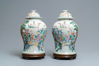 Une paire de vases couverts en porcelaine de Chine famille rose, 19ème