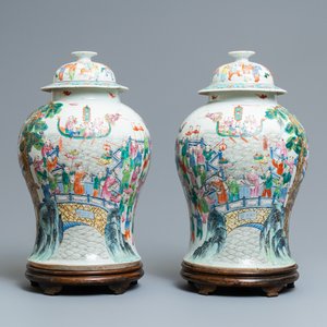 Une paire de vases couverts en porcelaine de Chine famille rose, 19ème — photo 1