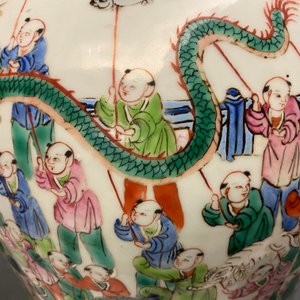 Une paire de vases couverts en porcelaine de Chine famille rose, 19ème — photo 30