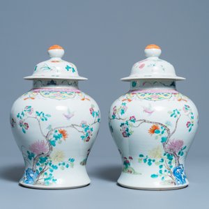 Une paire de vases couverts en porcelaine de Chine famille rose, 19ème — photo 2