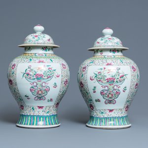 Une paire de vases couverts en porcelaine de Chine famille rose, 19ème — photo 4