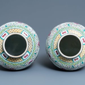 Une paire de vases couverts en porcelaine de Chine famille rose, 19ème — photo 6