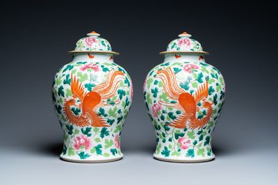 Une paire de vases couverts en porcelaine de Chine famille rose à décor d'un dragon et d'un phénix, 19ème