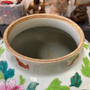 Une paire de vases couverts en porcelaine de Chine famille rose à décor d'un dragon et d'un phénix, 19ème — photo 12
