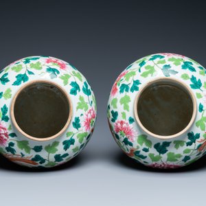 Une paire de vases couverts en porcelaine de Chine famille rose à décor d'un dragon et d'un phénix, 19ème — photo 6