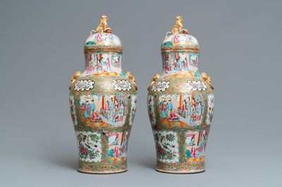Une paire de vases couverts en porcelaine de Chine famille rose de Canton, 19ème
