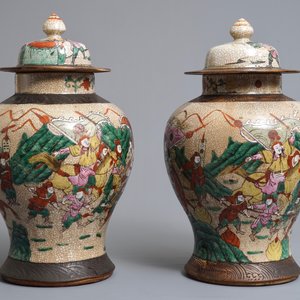Une paire de vases couverts en porcelaine de Chine famille rose dit 'de Nankin', 19/20ème — photo 2