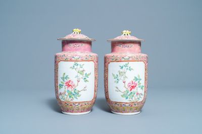 Une paire de vases couverts en porcelaine de Chine famille rose, marque de Hongxian, République