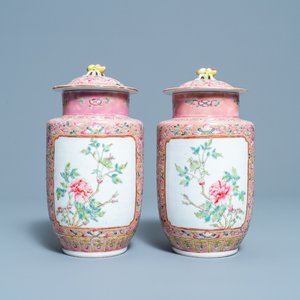 Une paire de vases couverts en porcelaine de Chine famille rose, marque de Hongxian, République — photo 1