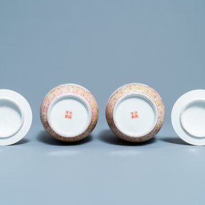 Une paire de vases couverts en porcelaine de Chine famille rose, marque de Hongxian, République — photo 6