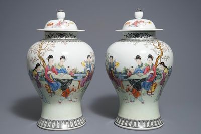 Une paire de vases couverts en porcelaine de Chine famille rose, marque de Qianlong, 20ème