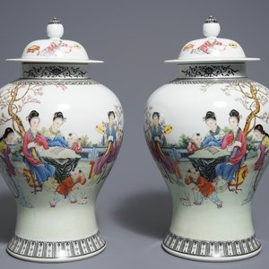 Une paire de vases couverts en porcelaine de Chine famille rose, marque de Qianlong, 20ème — photo 1