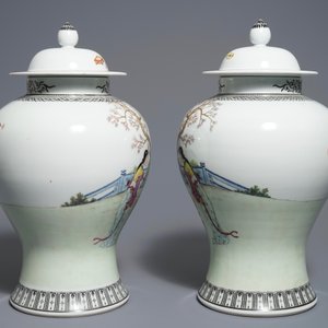 Une paire de vases couverts en porcelaine de Chine famille rose, marque de Qianlong, 20ème — photo 4