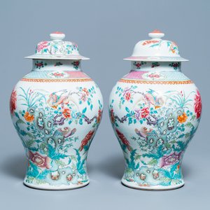 Une paire de vases couverts en porcelaine de Chine famille rose, marque de Qianlong, 19ème — photo 1