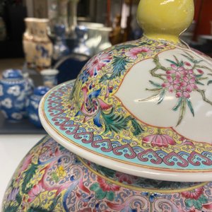 Une paire de vases couverts en porcelaine de Chine famille rose, marque de Qianlong, République — photo 13