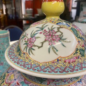 Une paire de vases couverts en porcelaine de Chine famille rose, marque de Qianlong, République — photo 14