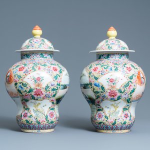 Une paire de vases couverts en porcelaine de Chine famille rose, marque de Qianlong, République — photo 4