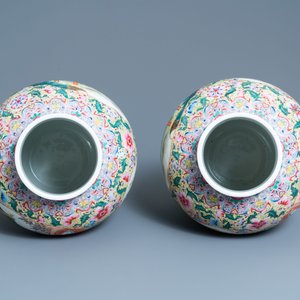 Une paire de vases couverts en porcelaine de Chine famille rose, marque de Qianlong, République — photo 5