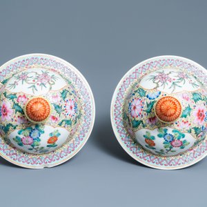 Une paire de vases couverts en porcelaine de Chine famille rose, marque de Qianlong, République — photo 7