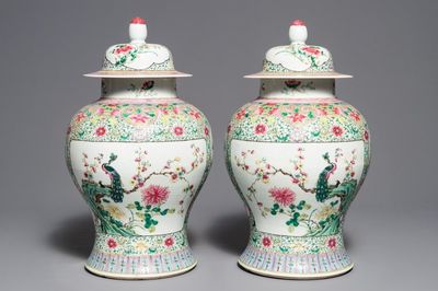 Une paire de vases couverts en porcelaine de Chine famille rose, marque de Qianlong, 19ème