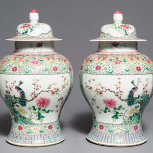 Une paire de vases couverts en porcelaine de Chine famille rose, marque de Qianlong, 19ème — photo 1