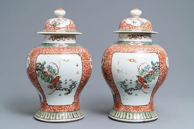 Une paire de vases couverts en porcelaine de Chine famille verte, 19ème