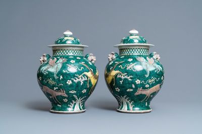 Une paire de vases couverts en porcelaine de Chine famille verte, 19ème