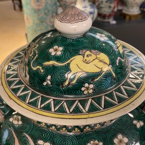 Une paire de vases couverts en porcelaine de Chine famille verte, 19ème — photo 14