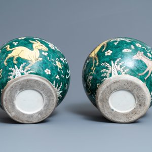 Une paire de vases couverts en porcelaine de Chine famille verte, 19ème — photo 6