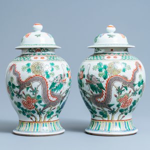Une paire de vases couverts en porcelaine de Chine famille verte à décor de dragons, 19ème — photo 3