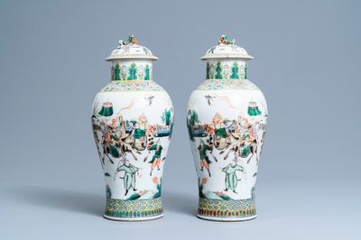 Une paire de vases couverts en porcelaine de Chine famille verte à décor de guerriers, 19ème