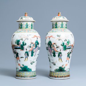 Une paire de vases couverts en porcelaine de Chine famille verte à décor de guerriers, 19ème — photo 2