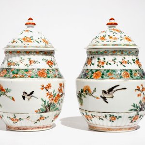 Une paire de vases couverts en porcelaine de Chine famille verte, Kangxi — photo 1