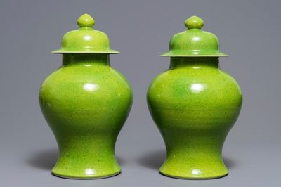Une paire de vases couverts en porcelaine de Chine vert et jaune, 19ème