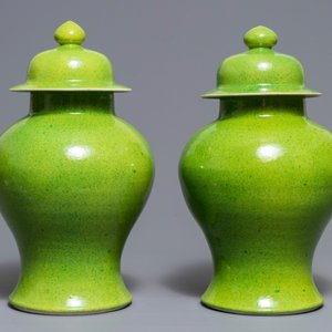 Une paire de vases couverts en porcelaine de Chine vert et jaune, 19ème — photo 3